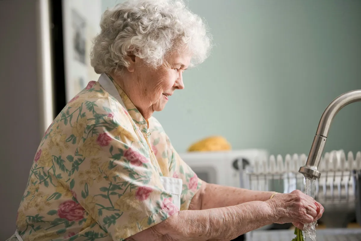 Parkinson fysiotherapeut begeleidt patiënt bij Arcus Fysiotherapie