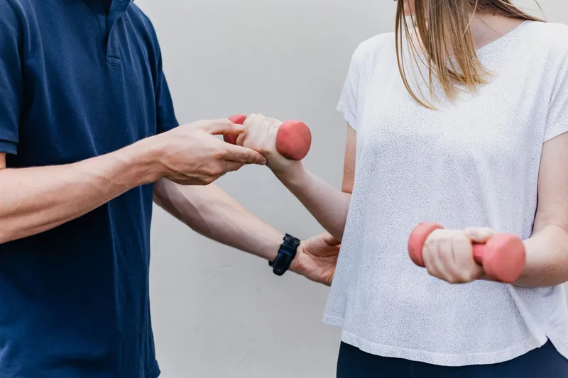 Stagiair fysiotherapie krijgt begeleiding van ervaren collega bij Arcus Fysiotherapie